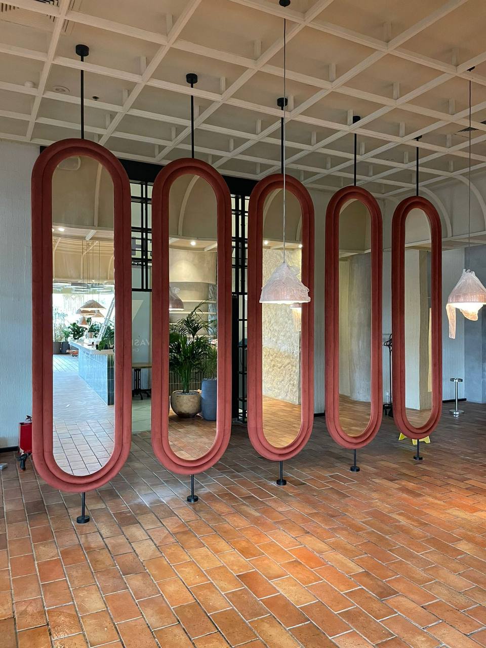 Мягкие акцентные зеркала для ресторана 123