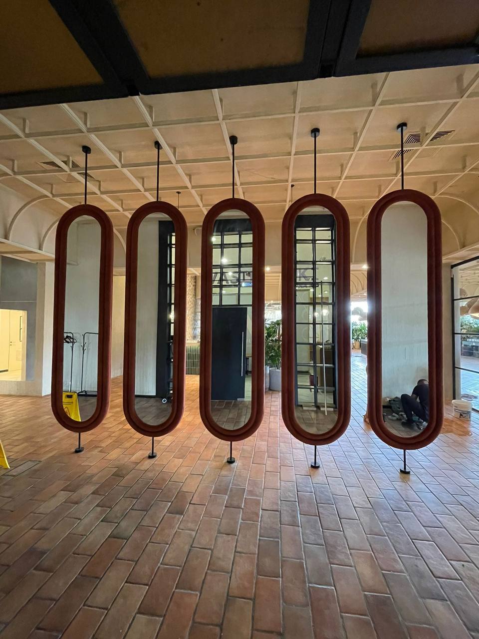 Мягкие акцентные зеркала для ресторана 123