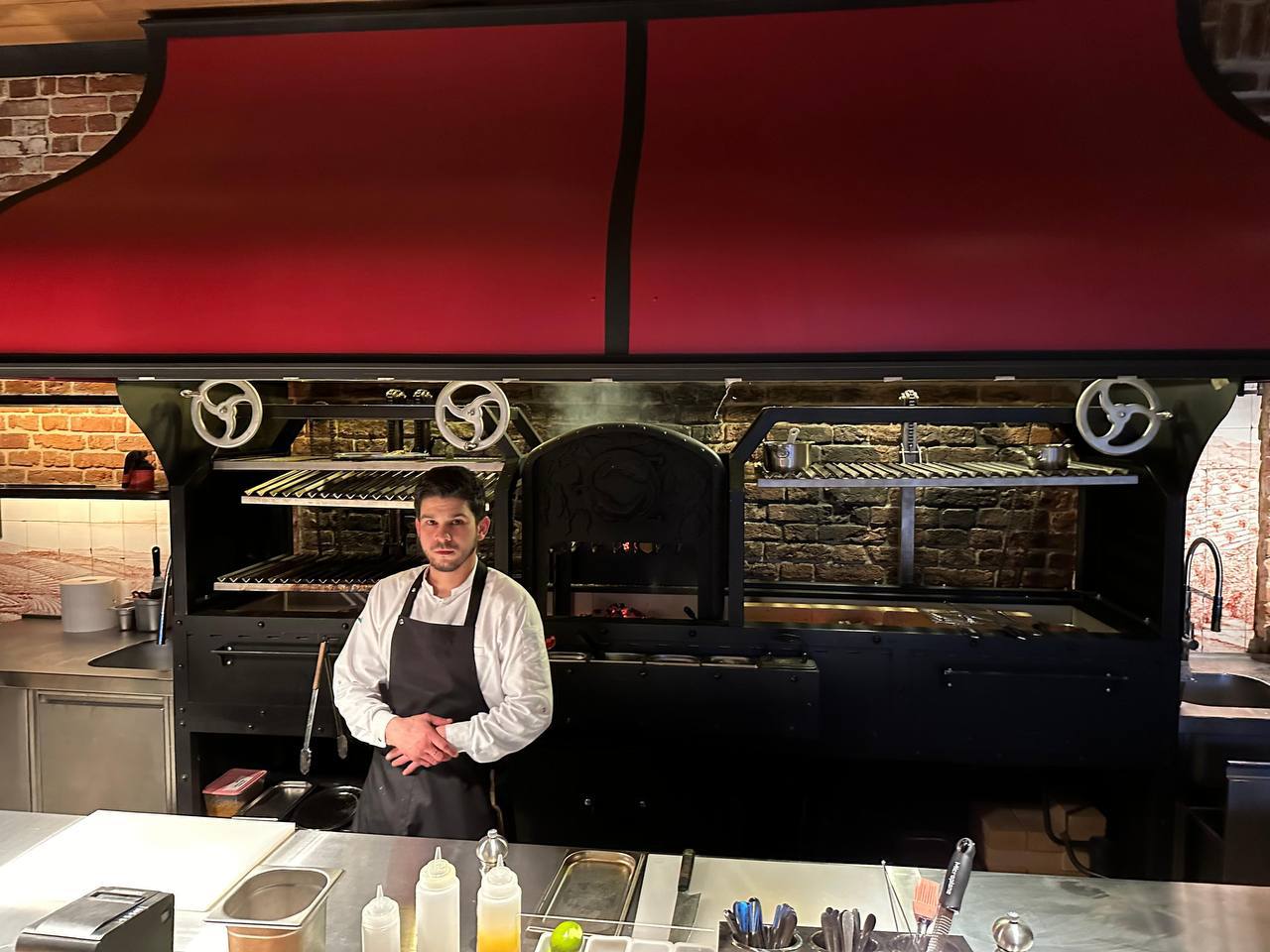 Декоративный вытяжной зонт для ресторана