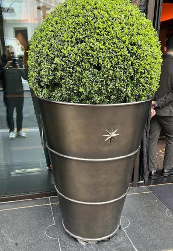 Дизайнерские кашпо из стали для отеля Stella di Mosca