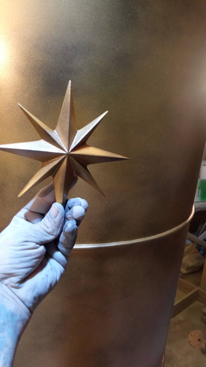 Дизайнерские кашпо из стали для отеля Stella di Mosca