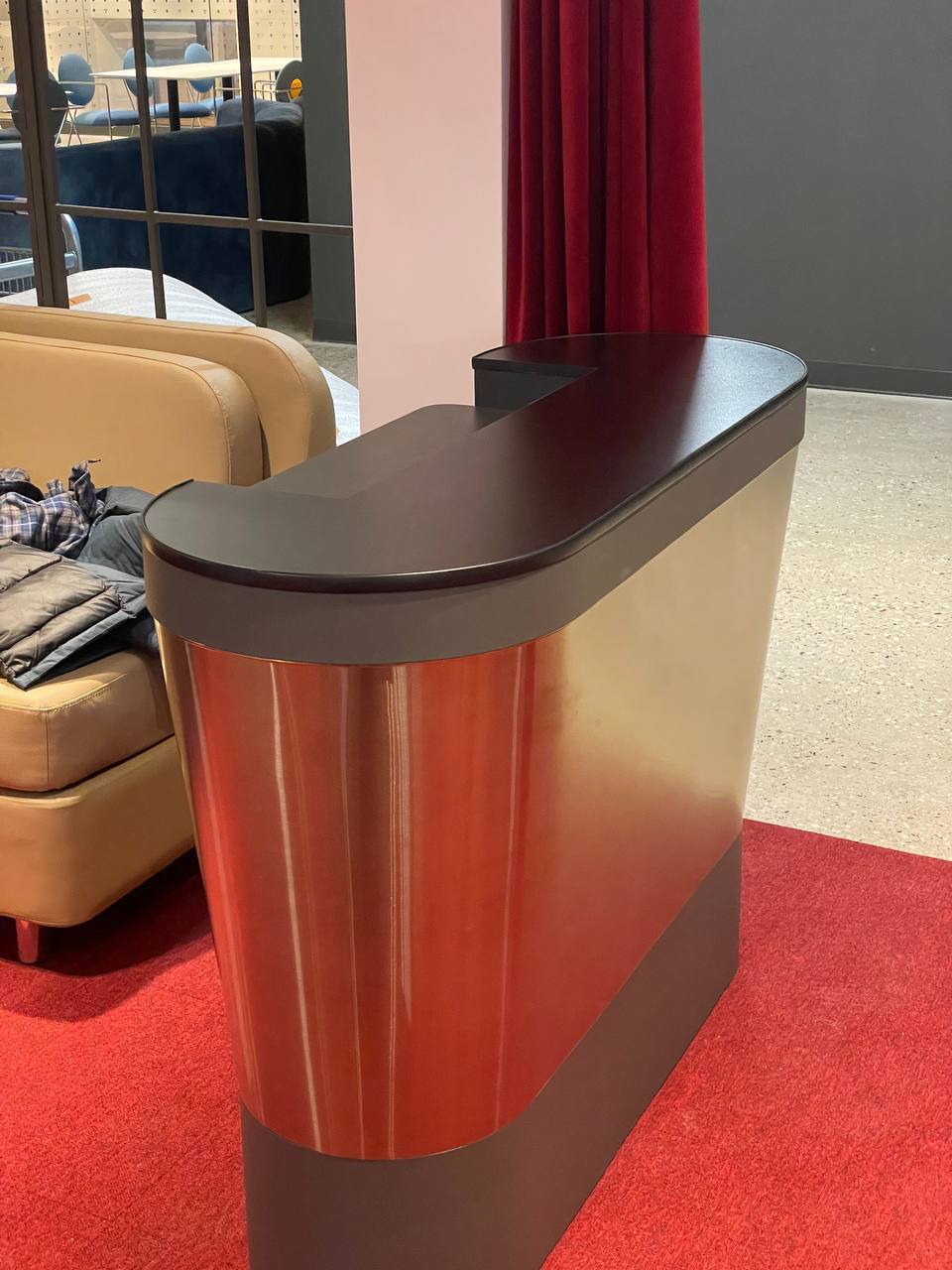 Эффектная DJ-стойка с нитридом титана для Депо 3 Вокзала