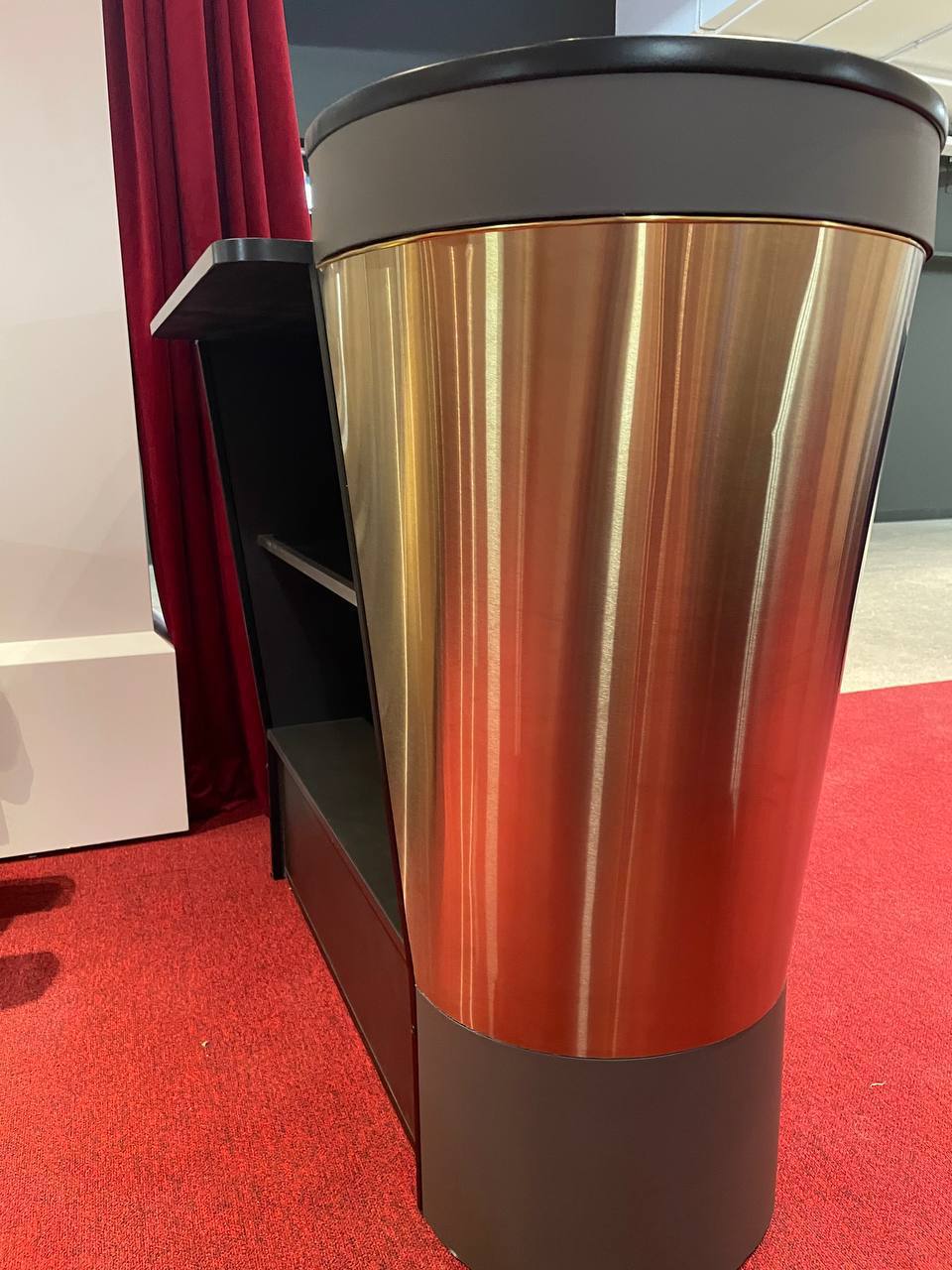 Эффектная DJ-стойка с нитридом титана для Депо 3 Вокзала