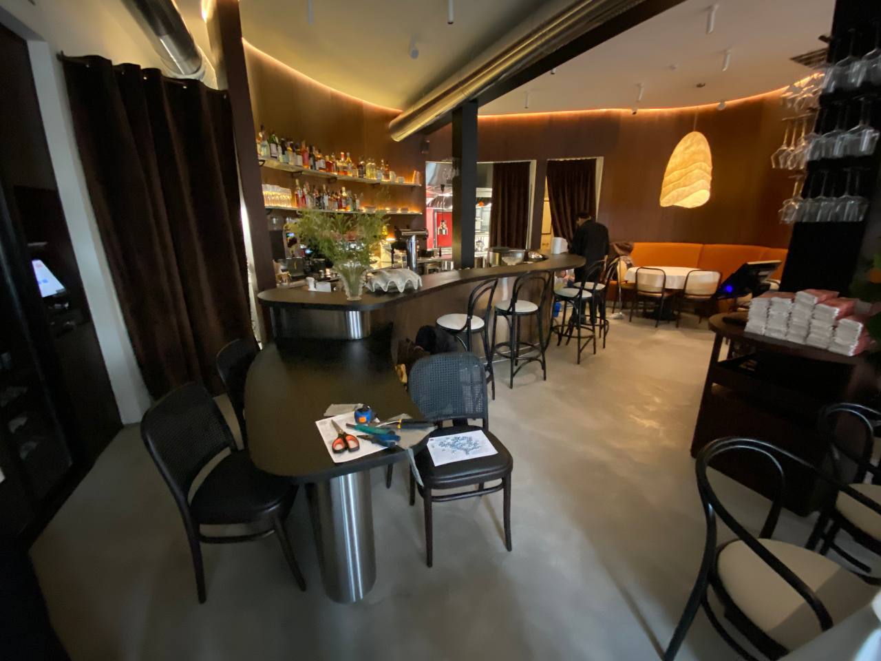 Ресторан Charlie: Изящество Металла и Дерева