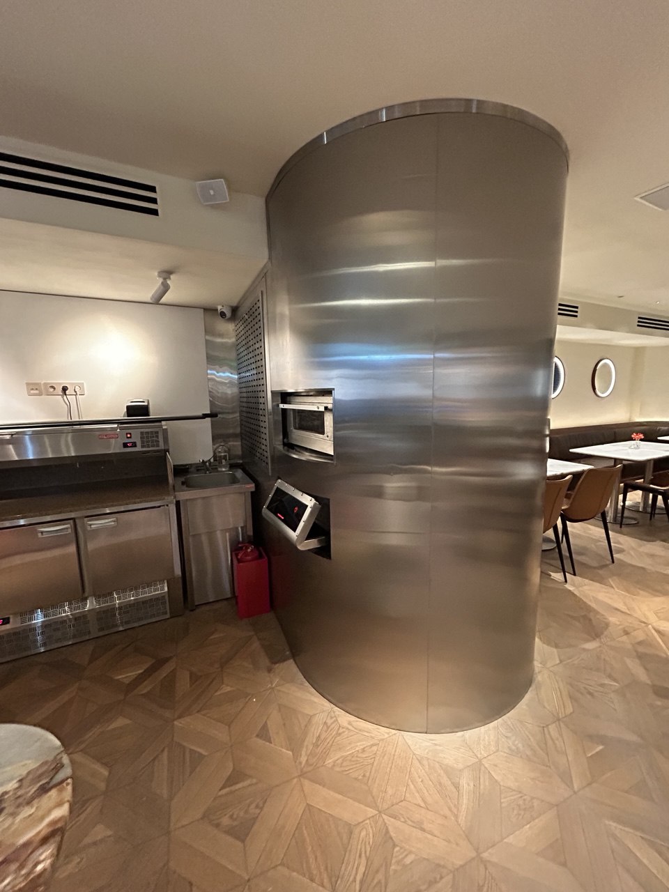 стальная оболочка печи в ресторане Atlantica