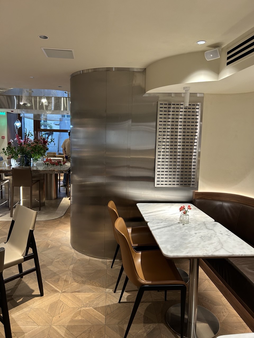 стальная оболочка печи в ресторане Atlantica