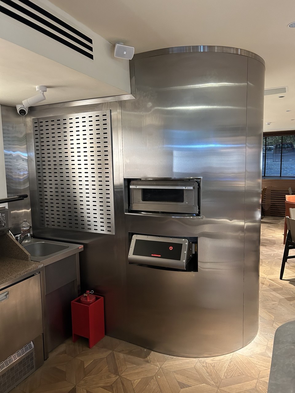 стальная оболочка печи в ресторане Atlantica