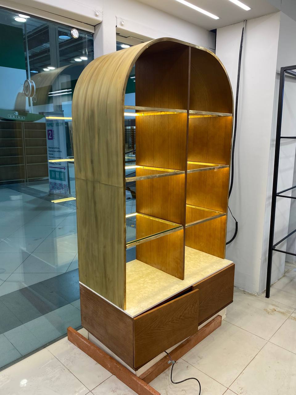 витрины из латуни, дерева и камня для магазина Black Spirit