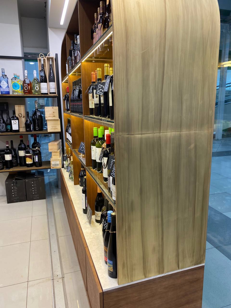 витрины из латуни, дерева и камня для магазина Black Spirit