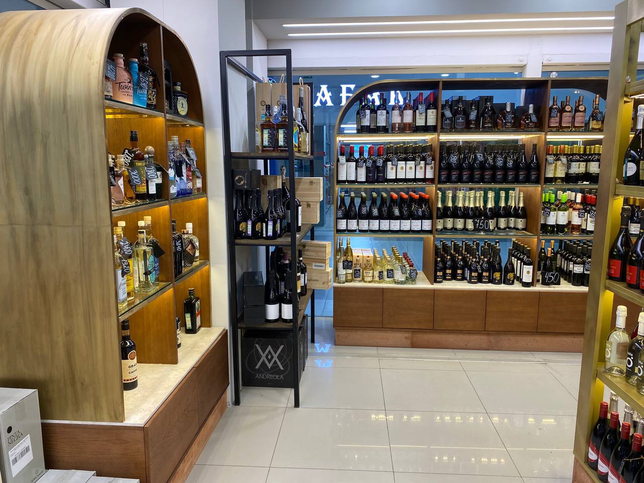 витрины из латуни, дерева и камня для магазина Black Spirit