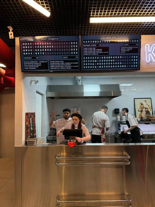 отделка шлифованной  нержавеющей сталью интерьера бистро ШМАК