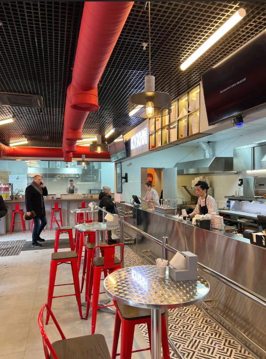 отделка шлифованной  нержавеющей сталью интерьера бистро ШМАК