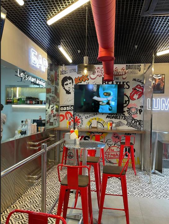 отделка шлифованной  нержавеющей сталью интерьера бистро ШМАК