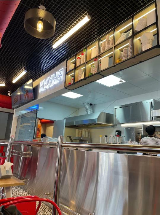 отделка шлифованной  нержавеющей сталью интерьера бистро ШМАК